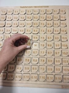 Дървено табло с таблично умножение за деца