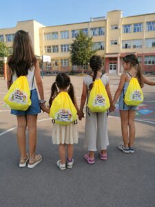 Деца с жълти мешки Училищни истории в двора на училището