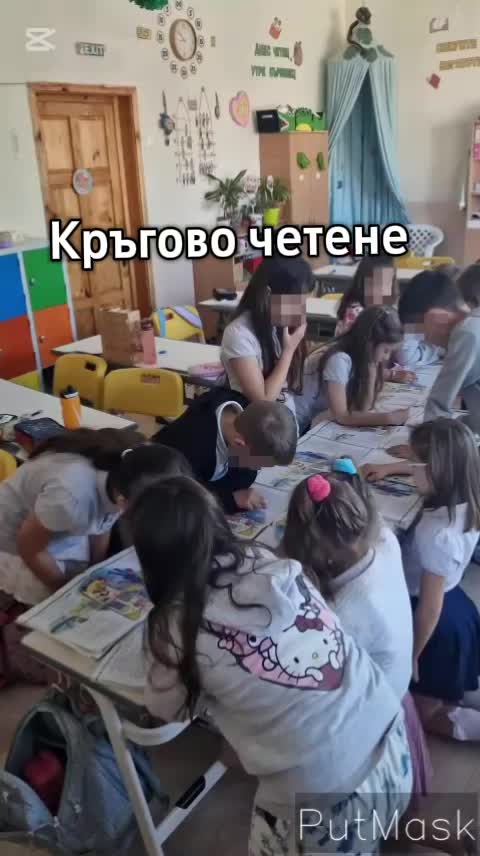 Деца седят около маса с учебници пред себе си и се редуват да четат, като последователно се местят на съседния учебник.