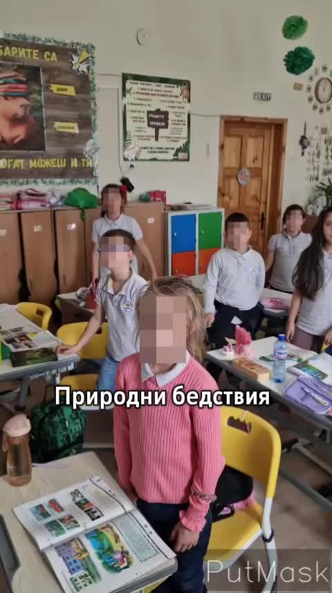 Учителка казва природно бедствие и децата трябва да покажат предпазни мерки.